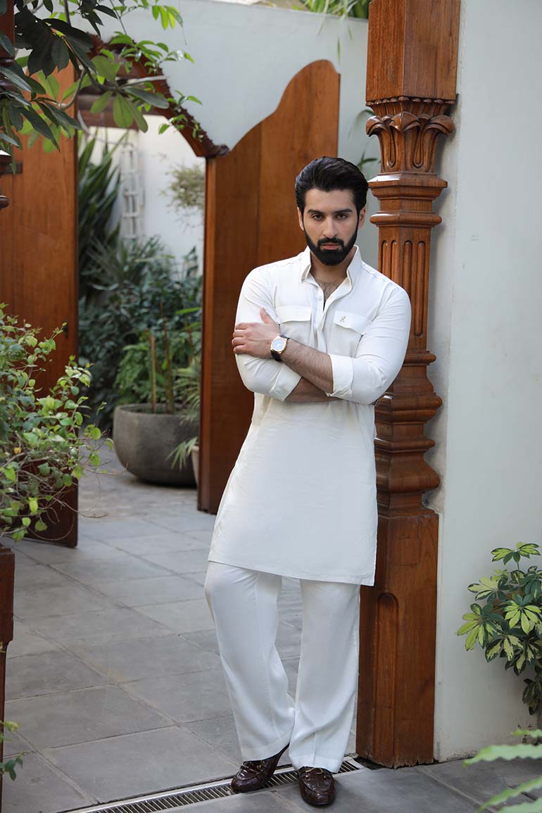 WHITE LINEN KURTA PAJAMA